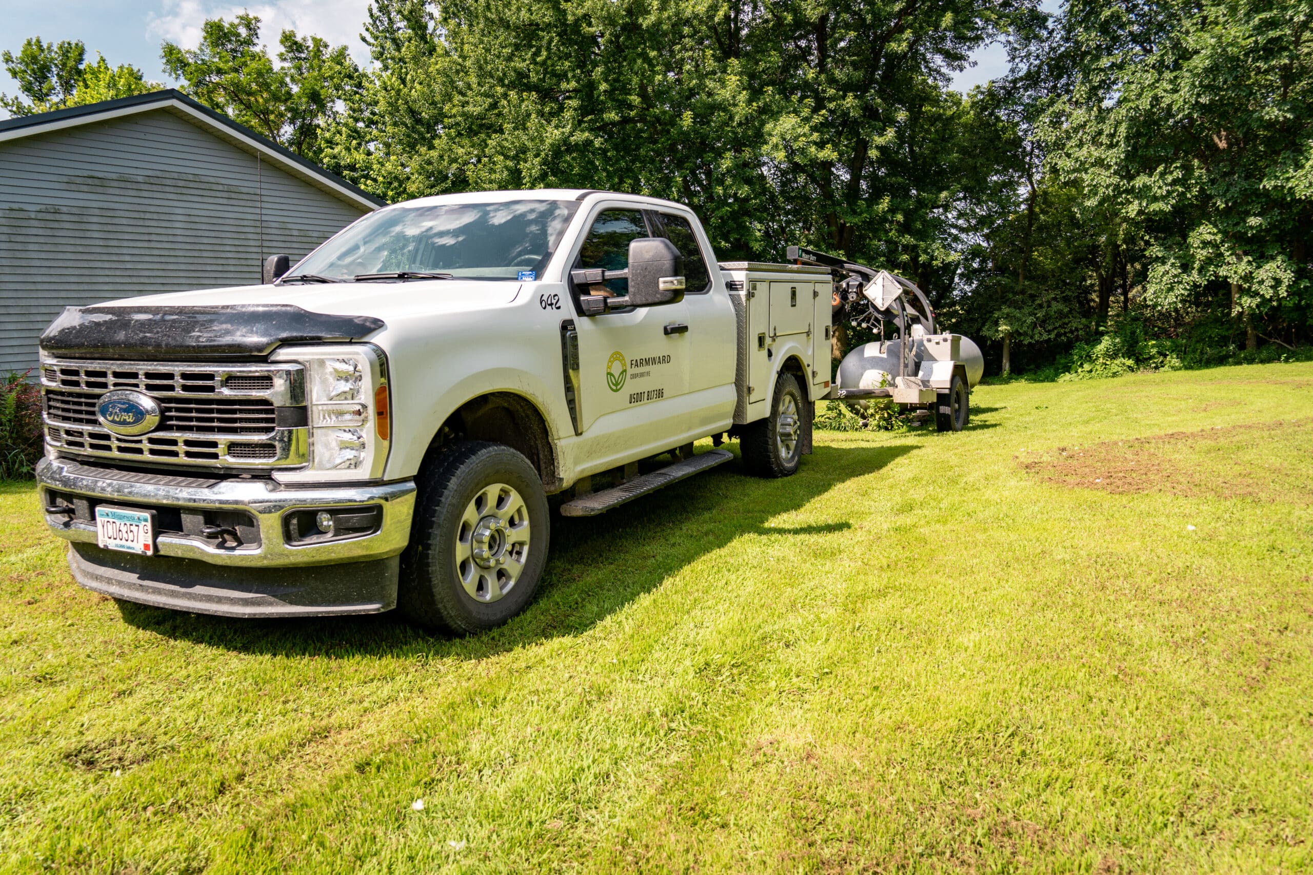 farmward propane tank leveling truck