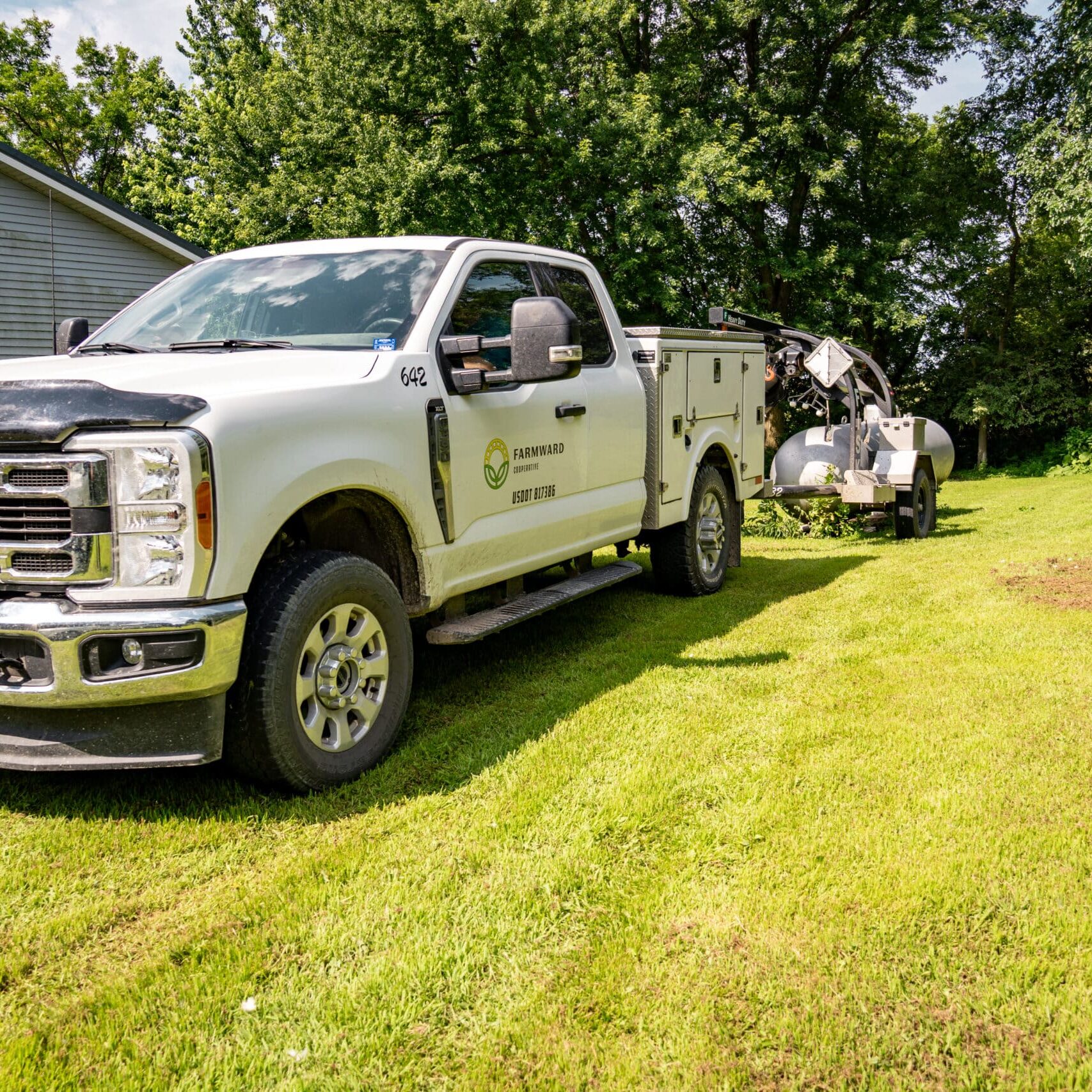 farmward propane tank leveling truck